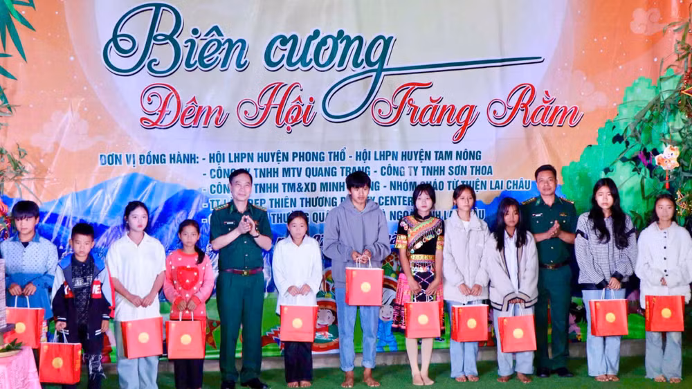 Lãnh đạo Bộ Chỉ huy Bộ đội Biên phòng Lai Châu tặng quà cho các cháu học sinh có hoàn cảnh đặc biệt khó khăn.