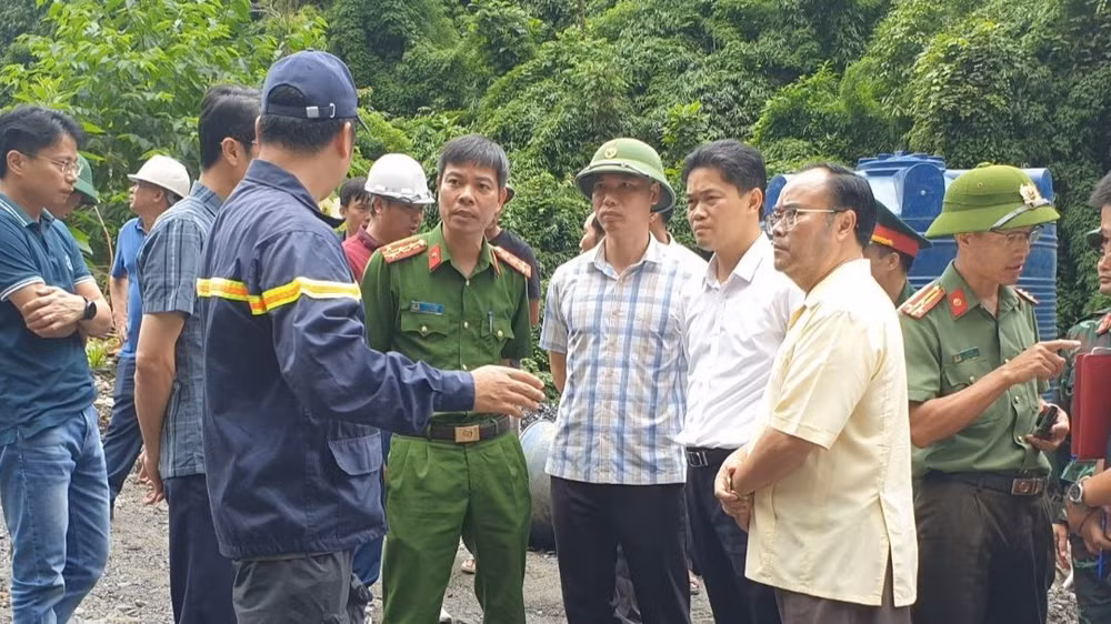 Lãnh đạo tỉnh Lai Châu, lực lượng cứu hộ bàn phương án cứu nạn tại hiện trường nơi xảy ra vụ việc.