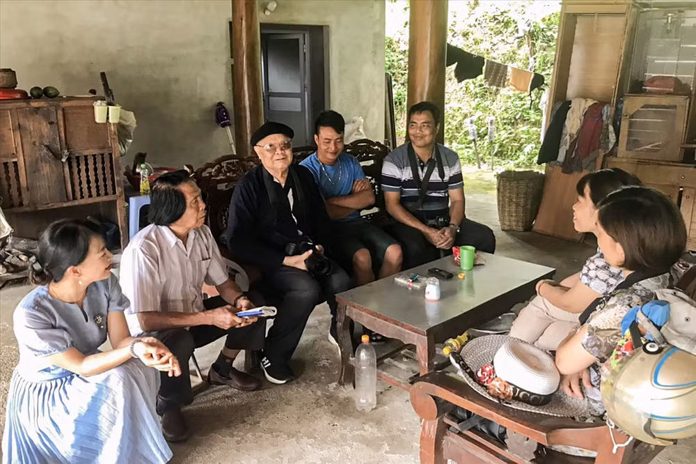 Ông Lò Văn Chiến (áo đen ngồi giữa bên trái) dày công sưu tầm, tìm hiểu, nghiên cứu văn hóa của người Pú Nả trong nhiều năm. Ông Lò Văn Chiến (áo đen ngồi giữa bên trái) dày công sưu tầm, tìm hiểu, nghiên cứu văn hóa của người Pú Nả trong nhiều năm.