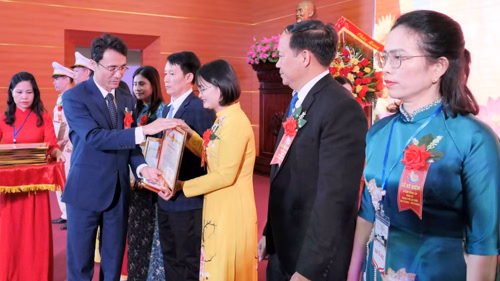 Lãnh đạo tỉnh Lai Châu trao Bằng khen cho các cá nhân có thành tích xuất sắc.