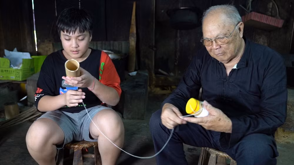 Ông Chiến truyền dạy cho con cháu kỹ thuật làm ống hát, một nét sinh hoạt cộng đồng của người Pú Nả xưa khi có lễ hội... Ông Chiến truyền dạy cho con cháu kỹ thuật làm ống hát, một nét sinh hoạt cộng đồng của người Pú Nả xưa khi có lễ hội...