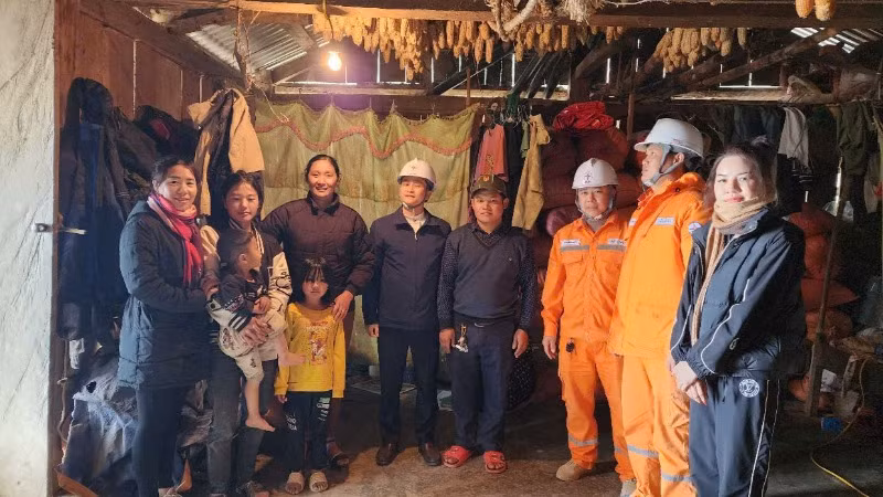 Điện lưới quốc gia về với bà con đồng bào La Hủ xã Pa Vệ Sủ. Điện lưới quốc gia về với bà con đồng bào La Hủ xã Pa Vệ Sủ.