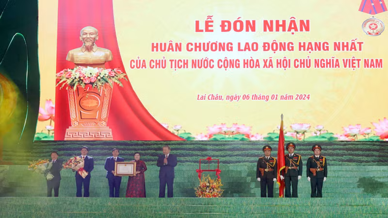 Thay mặt lãnh đạo Đảng, Nhà nước, Đại tướng Tô Lâm, Ủy viên Bộ Chính trị, Bộ trưởng Công an trao Huân chương Lao động hạng Nhất tặng Đảng bộ, chính quyền và nhân dân các dân tộc Lai Châu.