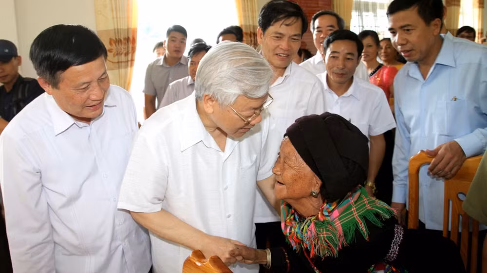 Tổng Bí thư Nguyễn Phú Trọng trò chuyện với người dân trong chuyến thăm Lai Châu vào trung tuần tháng 7 năm 2016. Tổng Bí thư Nguyễn Phú Trọng trò chuyện với người dân trong chuyến thăm Lai Châu vào trung tuần tháng 7 năm 2016.