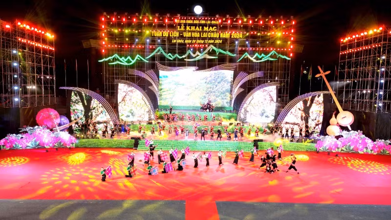Màn nghệ thuật tại đêm khai mạc Tuần Du lịch-Văn hóa Lai Châu 2024.