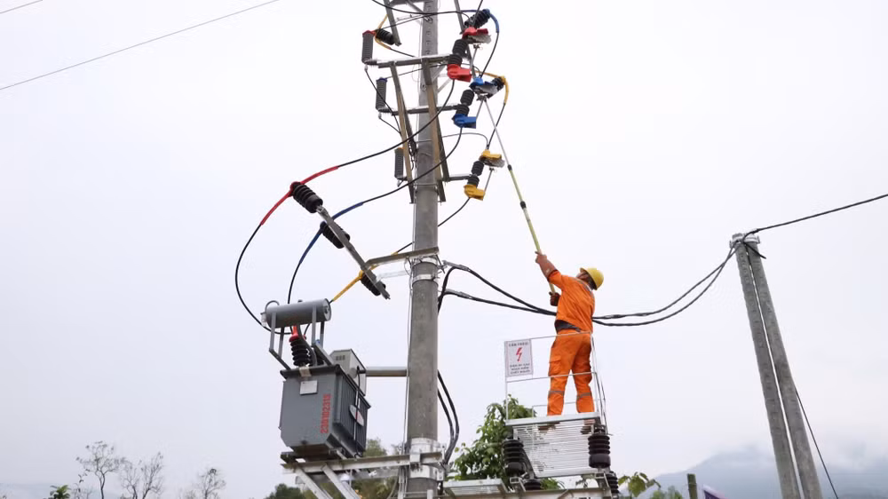 Đóng điện cho người dân bản Nậm Cày, xã Nậm Hàng, huyện Nậm Nhùn.