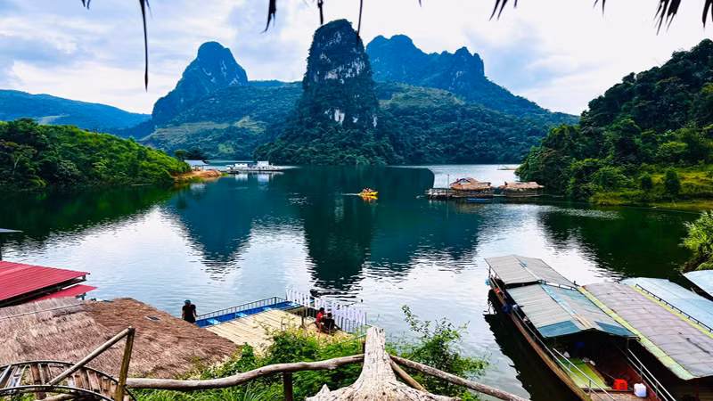 Vịnh Pá Khôm, xã Pha Mu, huyện Than Uyên được ví như vịnh Hạ Long giữa đại ngàn.