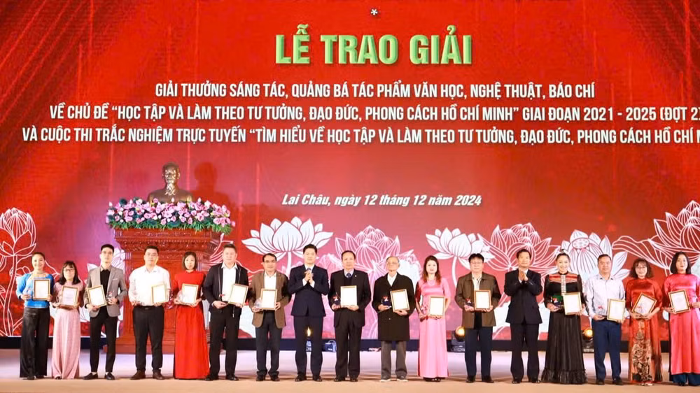 Ban Tổ chức trao giải cho các tác giả đoạt giải trong cuộc thi.