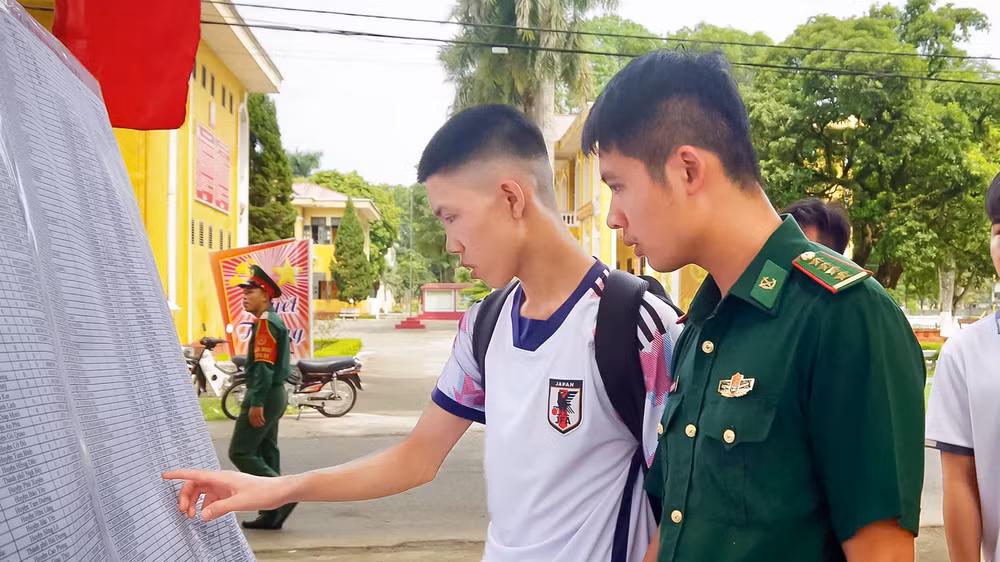 Lý A Hòa cậu con nuôi của Đồn Biên phòng Sin Suối Hồ được cán bộ đồn đưa về nhập học tại Trường Sĩ quan Pháo binh.