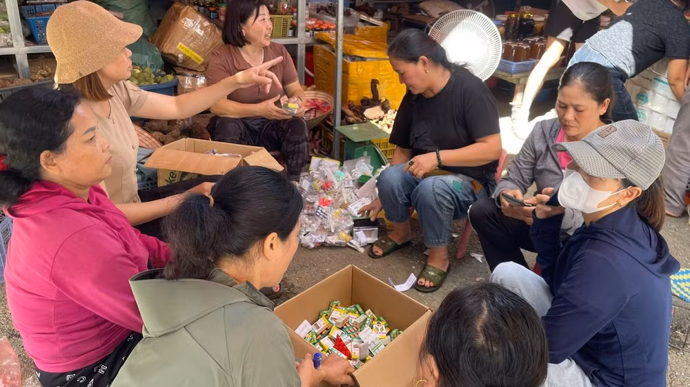 Các tiểu thương Chợ Đoàn Kết, thành phố Lai Châu chuẩn bị thuốc men thiết yếu gửi đồng bào vùng lũ. Các tiểu thương Chợ Đoàn Kết, thành phố Lai Châu chuẩn bị thuốc men thiết yếu gửi đồng bào vùng lũ.
