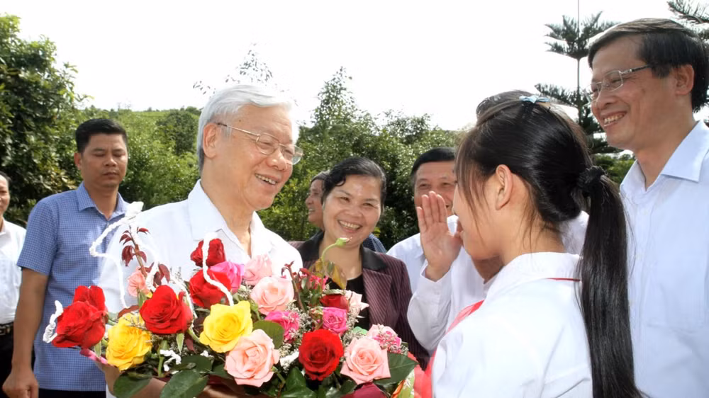 Tổng Bí thư Nguyễn Phú Trọng trong chuyến thăm, làm việc với tỉnh Lai Châu vào trung tuần tháng 7 năm 2016. Tổng Bí thư Nguyễn Phú Trọng trong chuyến thăm, làm việc với tỉnh Lai Châu vào trung tuần tháng 7 năm 2016.