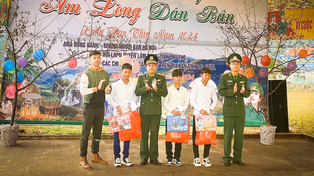 Biểu dương các cháu con nuôi có thành tích học tập tốt trong các dịp lễ tết để động viên tinh thần các em.