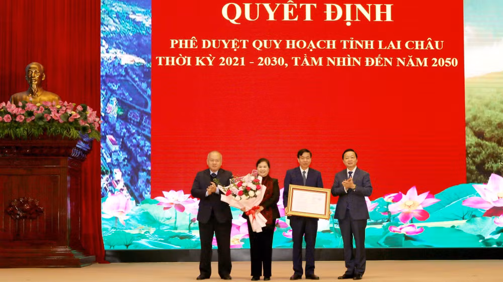 Phó Thủ tướng Trần Hồng Hà trao quyết định phê duyệt quy hoạch tỉnh Lai Châu cho đại diện lãnh đạo tỉnh.