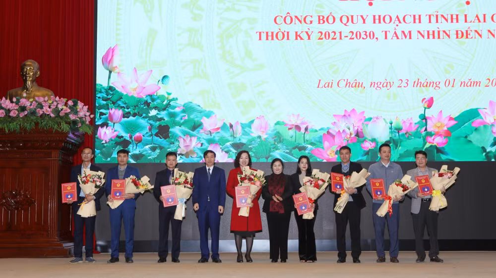 Lãnh đạo tỉnh Lai Châu trao chứng nhận đầu tư cho các doanh nghiệp. Lãnh đạo tỉnh Lai Châu trao chứng nhận đầu tư cho các doanh nghiệp.