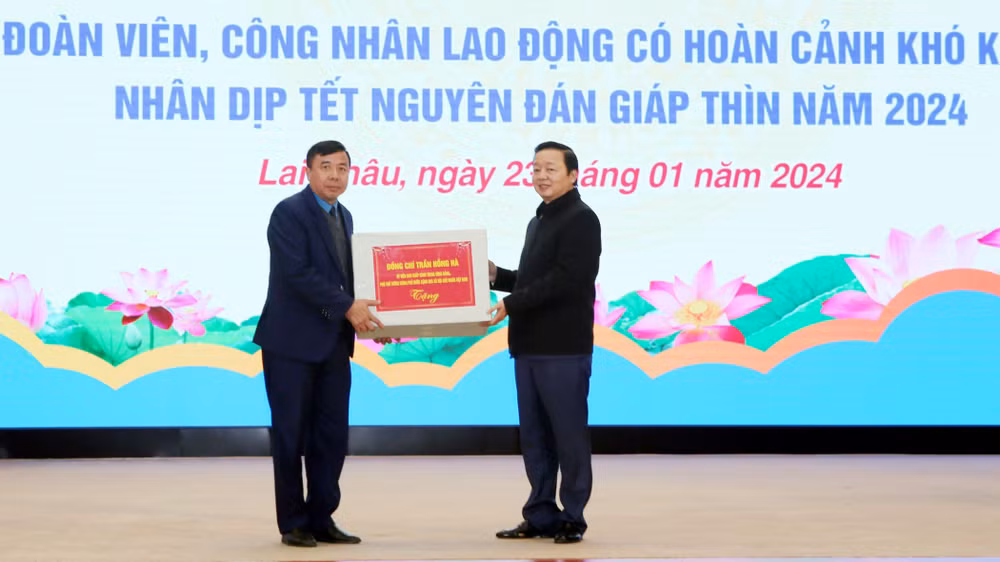 Phó Thủ tướng Trần Hồng Hà trao quà cho đại diện công nhân lao động tỉnh Lai Châu. Phó Thủ tướng Trần Hồng Hà trao quà cho đại diện công nhân lao động tỉnh Lai Châu.
