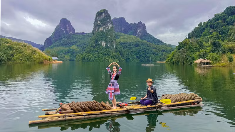 Nhiều hoạt động trải nghiệm và check-in cho du khách khi ghé thăm vịnh Pá Khôm. Nhiều hoạt động trải nghiệm và check-in cho du khách khi ghé thăm vịnh Pá Khôm.