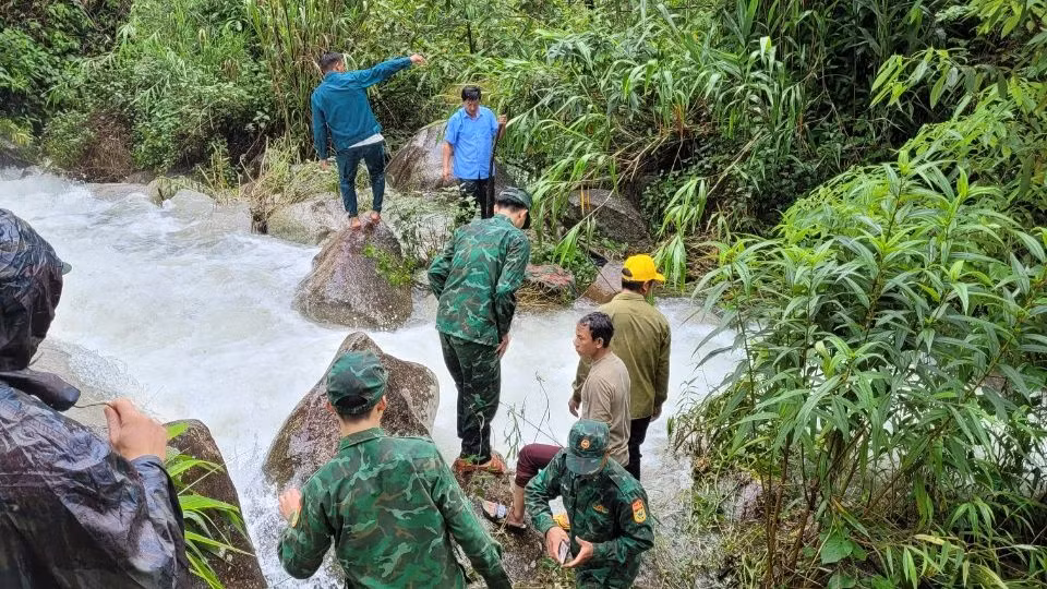 Do nước suối chảy xiết gây khó khăn cho lực lượng cứu hộ. Do nước suối chảy xiết gây khó khăn cho lực lượng cứu hộ.