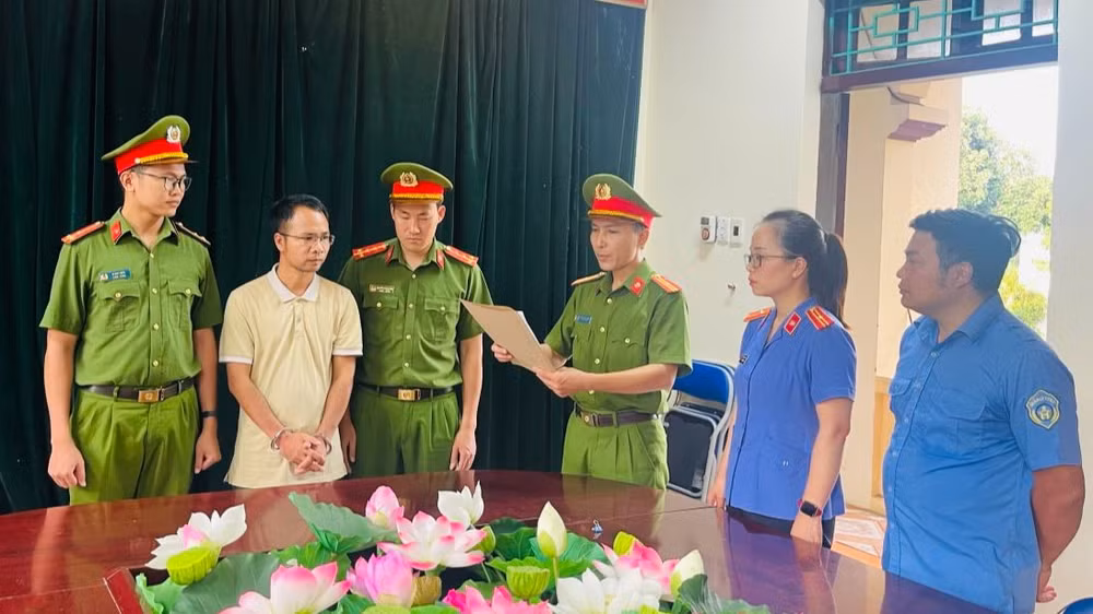 Cơ quan điều tra thực hiện lệnh khởi tố và bắt tạm giam đối với bị can Duẩn. (Ảnh: Công an Lai Châu)