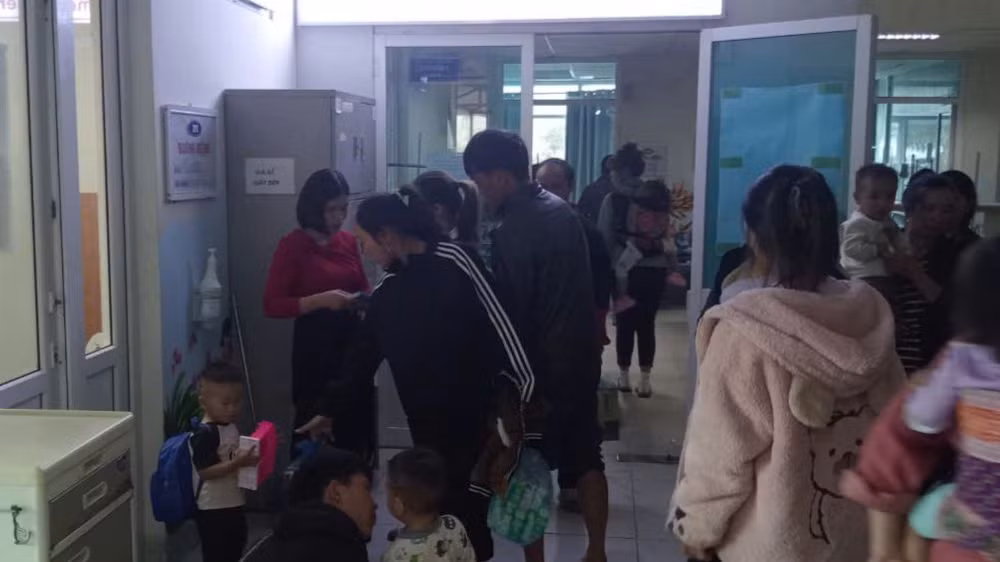 Người nhà các nạn nhân thu dọn đưa các bé xuất viện. Người nhà các nạn nhân thu dọn đưa các bé xuất viện.