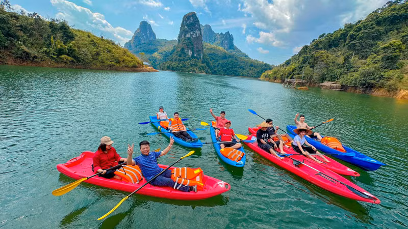 Nhiều hoạt động trải nghiệm và check-in cho du khách khi ghé thăm vịnh Pá Khôm. Nhiều hoạt động trải nghiệm và check-in cho du khách khi ghé thăm vịnh Pá Khôm.