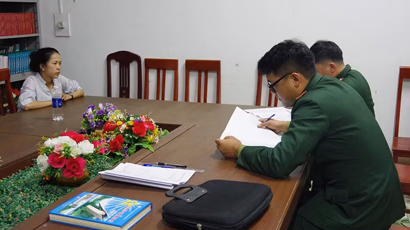Đồn Biên phòng Cần Yên, Bộ Chỉ huy Bộ đội Biên phòng tỉnh Cao Bằng lấy lời khai đối tượng mua bán người. (Ảnh: MINH TUẤN)