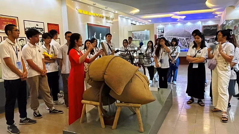 Nhân viên Bảo tàng tỉnh Thanh Hóa giới thiệu về phương tiện vận tải phục vụ chiến dịch Điện Biên Phủ. Nhân viên Bảo tàng tỉnh Thanh Hóa giới thiệu về phương tiện vận tải phục vụ chiến dịch Điện Biên Phủ.