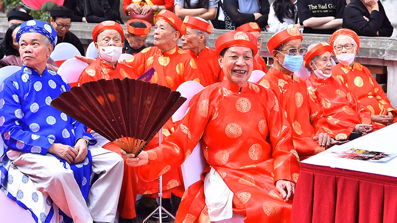 Cơ cấu dân số đang dịch chuyển theo hướng tăng tỷ lệ người cao tuổi và giảm tỷ lệ dân số trẻ. (Ảnh minh họa: Thủy Nguyên)