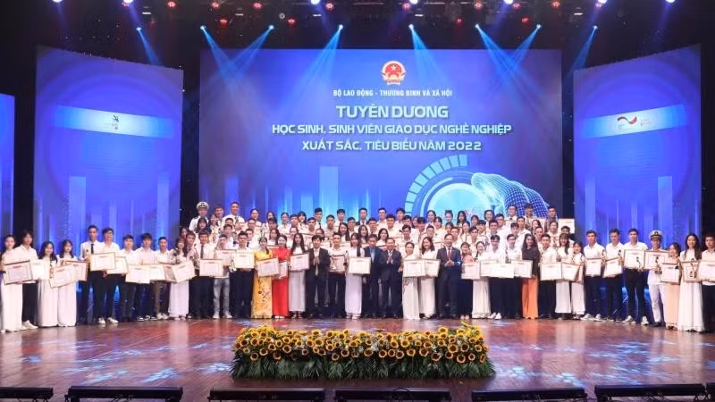 Tuyên dương 100 học sinh, sinh viên giáo dục nghề nghiệp tiêu biểu, xuất sắc tại lễ kỷ niệm Ngày Kỹ năng lao động Việt Nam năm 2022.