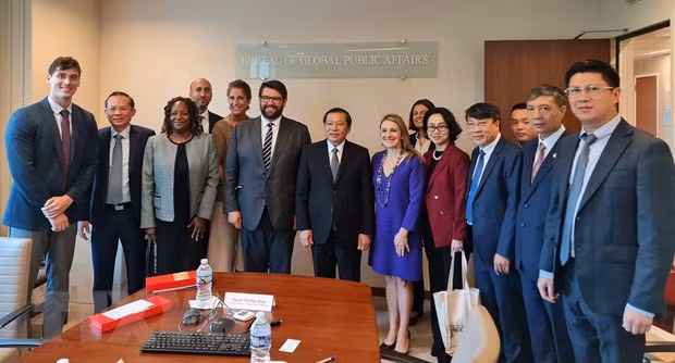Đồng chí Lại Xuân Môn tại cuộc gặp Trợ lý Ngoại trưởng Hoa Kỳ Bill Russo ở Washington D.C (Ảnh: TTXVN)