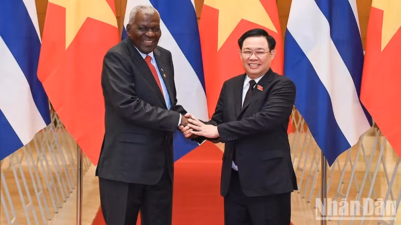 Chủ tịch Quốc hội Vương Đình Huệ và Chủ tịch Quốc hội Cuba Esteban Lazo Hernandez. (Ảnh: DUY LINH)