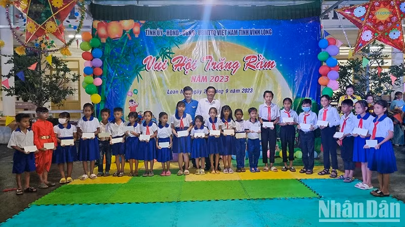  Lãnh đạo Tỉnh ủy Vĩnh Long trao học bổng cho các em học sinh người dân tộc Khmer vượt khó học giỏi dịp Trung thu 2023. (Ảnh: BÁ DŨNG)