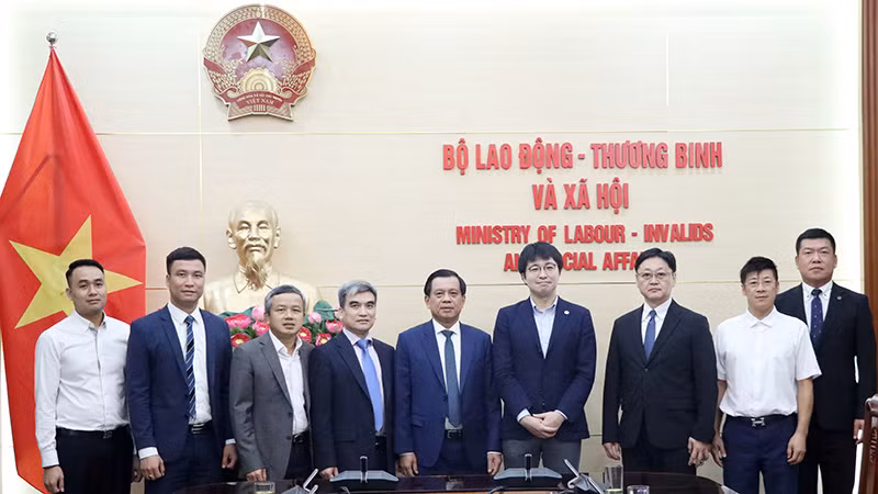 Thứ trưởng Nguyễn Bá Hoan và Bí thư thứ nhất Đại sứ quán Nhật Bản tại Việt Nam Ishii Chikahisa và các đại biểu. (Ảnh: Molisa) Thứ trưởng Nguyễn Bá Hoan và Bí thư thứ nhất Đại sứ quán Nhật Bản tại Việt Nam Ishii Chikahisa và các đại biểu. (Ảnh: Molisa)