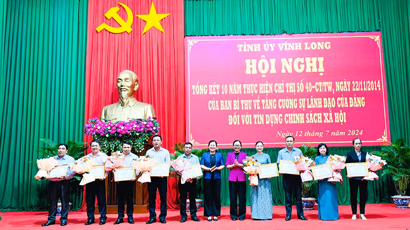 Trao bằng khen cho các cá nhân đã có thành tích xuất sắc trong 10 năm thực hiện Chỉ thị 40-CT/TW của Ban Bí thư.