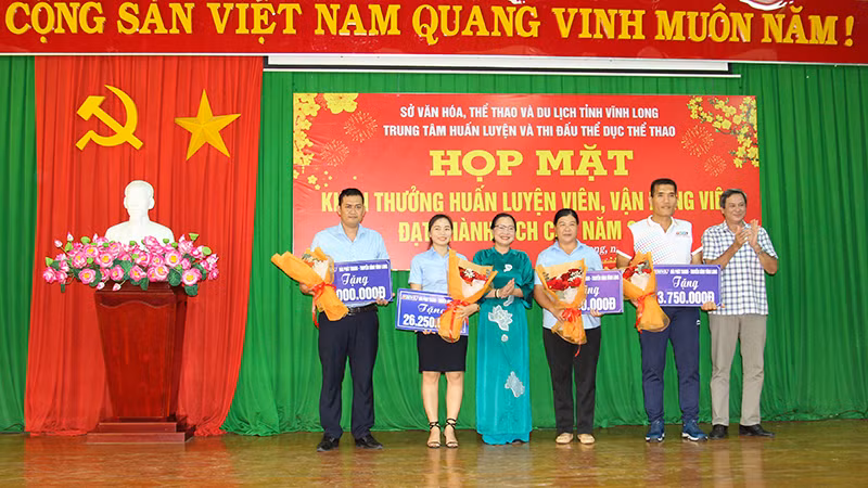 Khen thưởng cho huấn luyện viên đã có thành tích trong tập huấn và bồi dưỡng cho những vận động viên đạt thành tích cao.