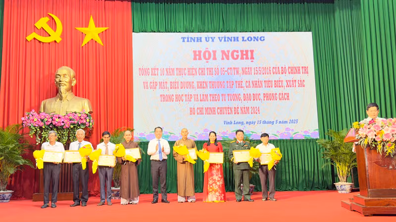 Lãnh đạo tỉnh khen thưởng những cá nhân điển hình tiên tiến làm theo Bác.