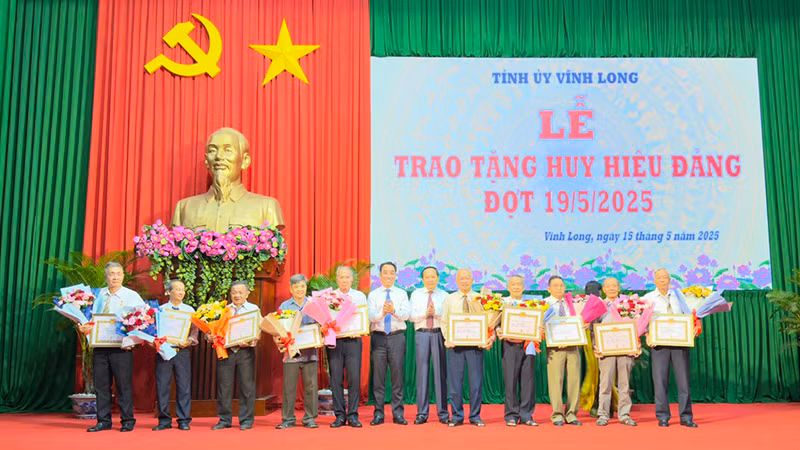 Lãnh đạo tỉnh Vĩnh Long trao Huy hiệu Đảng cho các đảng viên.