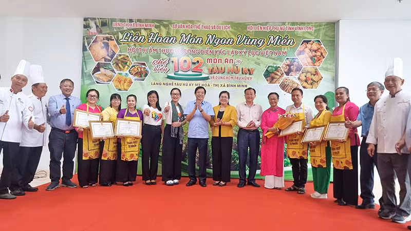 Trao giải cho các đội đạt giải tại hội thi ẩm thực.