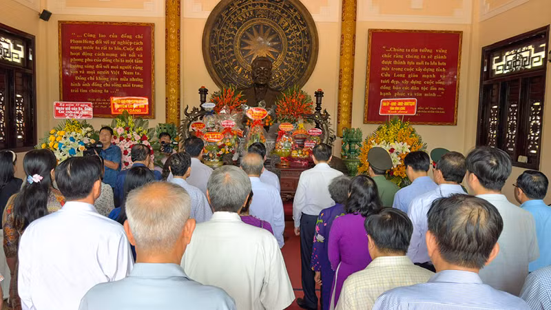 Lễ dâng hương tại Khu lưu niệm Chủ tịch Hội đồng Bộ trưởng Phạm Hùng.