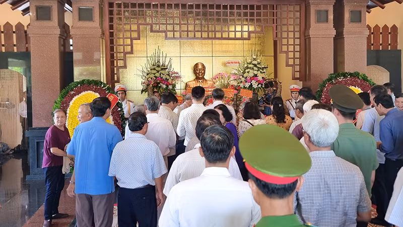 Đại biểu dâng hương tưởng niệm 15 năm ngày mất Thủ tướng Chính phủ Võ Văn Kiệt tại Khu lưu niệm ở huyện Vũng Liêm, tỉnh Vĩnh Long. Đại biểu dâng hương tưởng niệm 15 năm ngày mất Thủ tướng Chính phủ Võ Văn Kiệt tại Khu lưu niệm ở huyện Vũng Liêm, tỉnh Vĩnh Long.