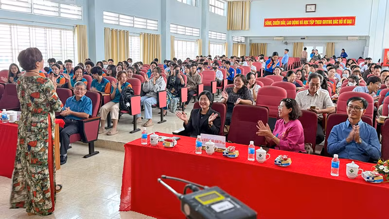 Tiến sĩ Phạm Thị Thúy, giảng viên chính Học viện Chính trị quốc gia khu vực II trình bày nội dung về ngày hạnh phúc. 