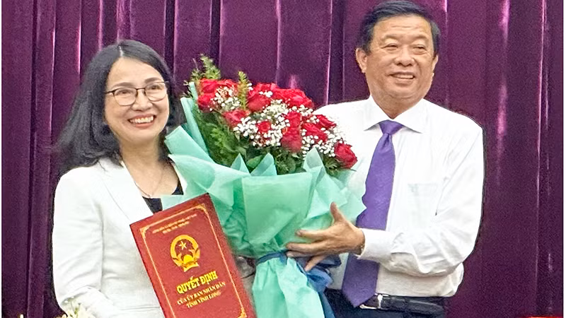 Bí thư Tỉnh ủy Vĩnh Long Bùi Văn Nghiêm trao hoa chúc mừng tân Giám đốc Sở Y tế tỉnh Vĩnh Long Hồ Thị Thu Hằng. Bí thư Tỉnh ủy Vĩnh Long Bùi Văn Nghiêm trao hoa chúc mừng tân Giám đốc Sở Y tế tỉnh Vĩnh Long Hồ Thị Thu Hằng.