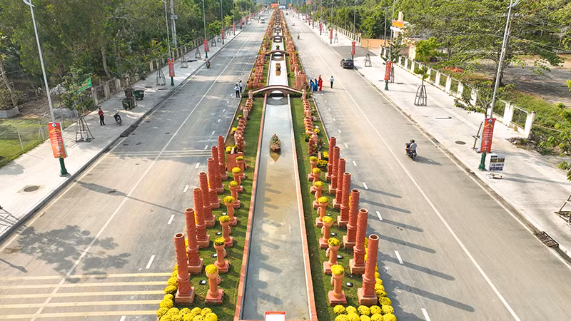 Đường gốm đỏ và hoa nhìn từ trên cao. Đường gốm đỏ và hoa nhìn từ trên cao.