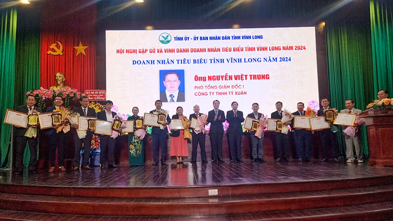Lãnh đạo tỉnh Vĩnh Long vinh danh các doanh nhân tiêu biểu của tỉnh