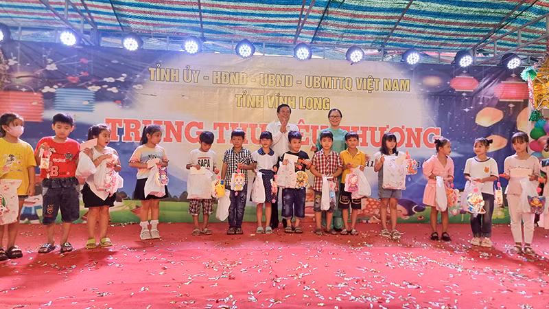 Lãnh đạo tỉnh Vĩnh Long trao quà Trung thu cho các em. 