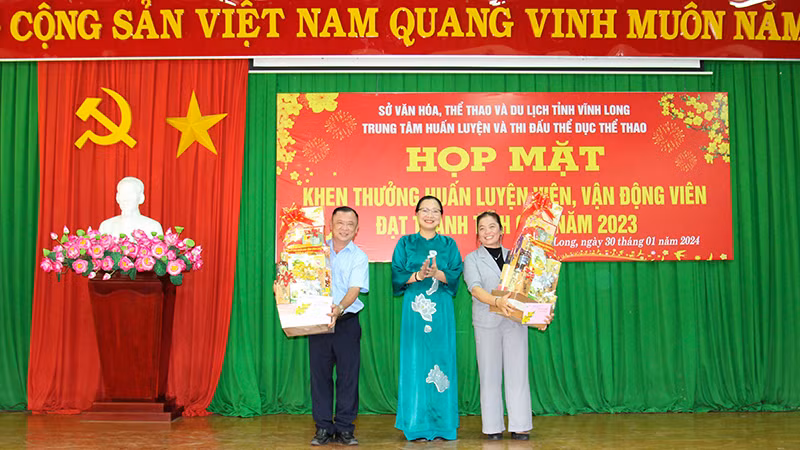 Phó Chủ tịch Ủy ban nhân dân tỉnh Vĩnh Long Nguyễn Thị Quyên Thanh tặng quà cho lãnh đạo Trường Năng khiếu nghệ thuật và thể thao tỉnh Vĩnh Long.