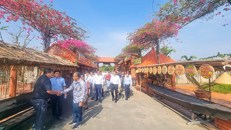 Đoàn chính quyền tỉnh Banteay Meanchey thăm quan Nhà gốm Tư Buôi, ngụ phường 5, thành phố Vĩnh Long, tỉnh Vĩnh Long.