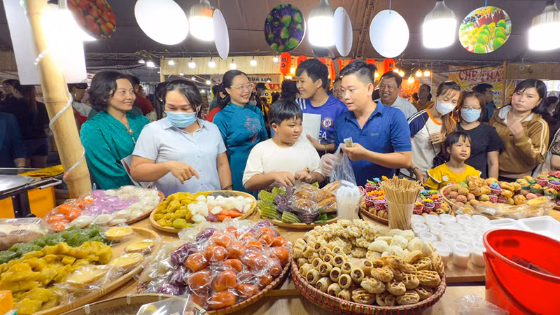 Tham quan gian hàng bánh dân gian Nam Bộ.