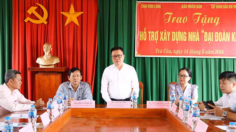 Tổng Biên tập Báo Nhân dân Lê Quốc Minh phát biểu tại buổi trao nhà.