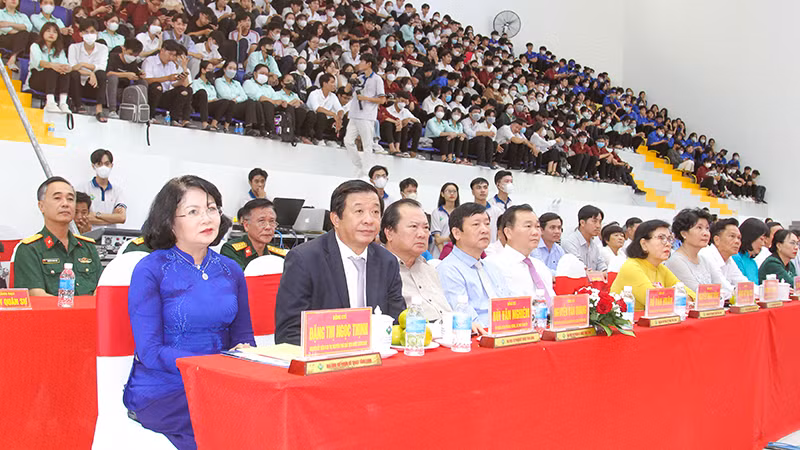 Nguyên Phó Chủ tịch nước Đặng Thị Ngọc Thịnh dự lễ kỷ niệm 63 năm ngày thành lập Trường đại học Sư phạm kỹ thuật Vĩnh Long sáng 21/12. 