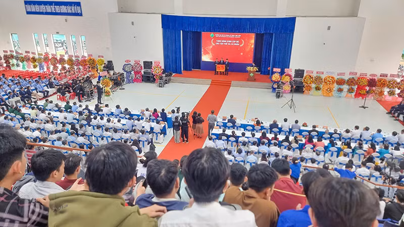 Quang cảnh lễ khai giảng năm học mới. Quang cảnh lễ khai giảng năm học mới.
